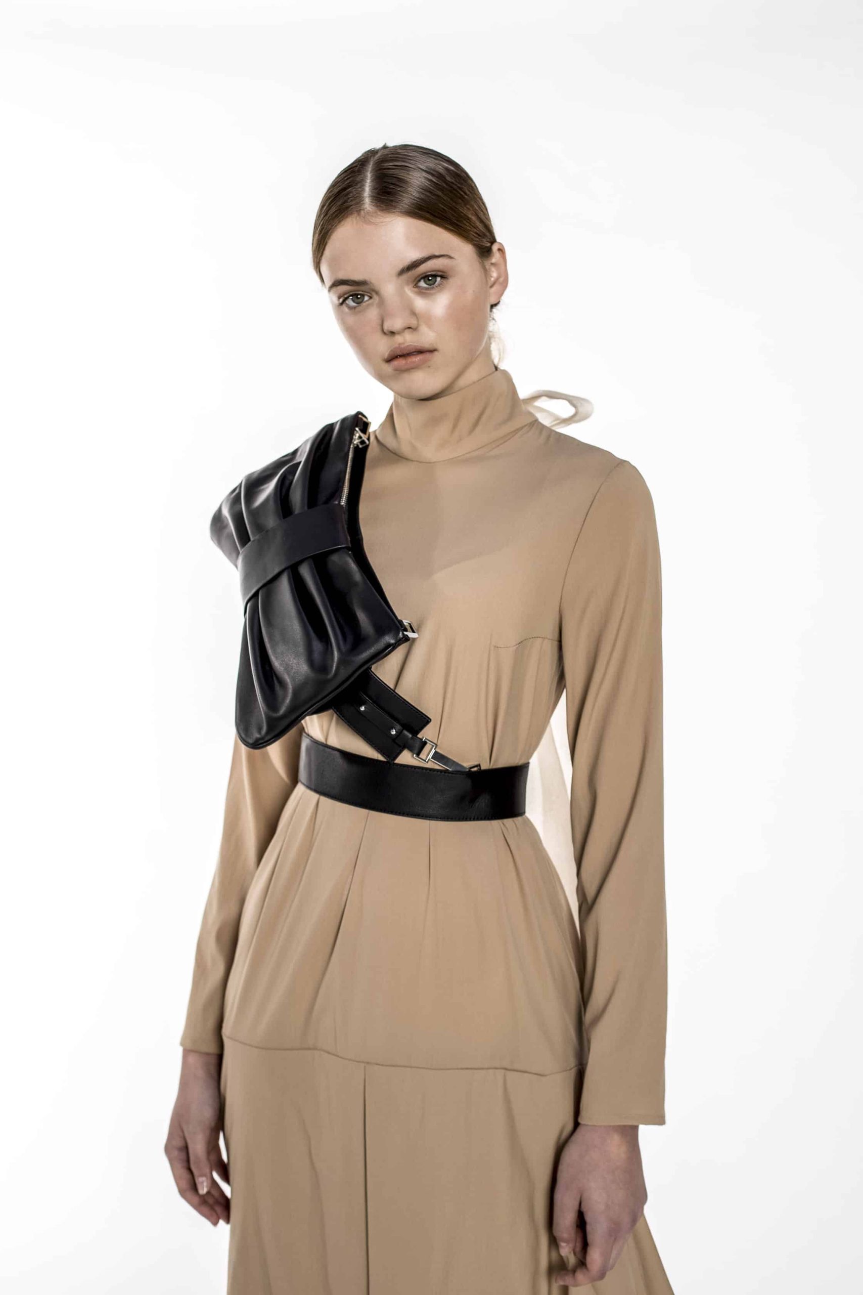 bolot_bowbag_on_suspender_belt_black